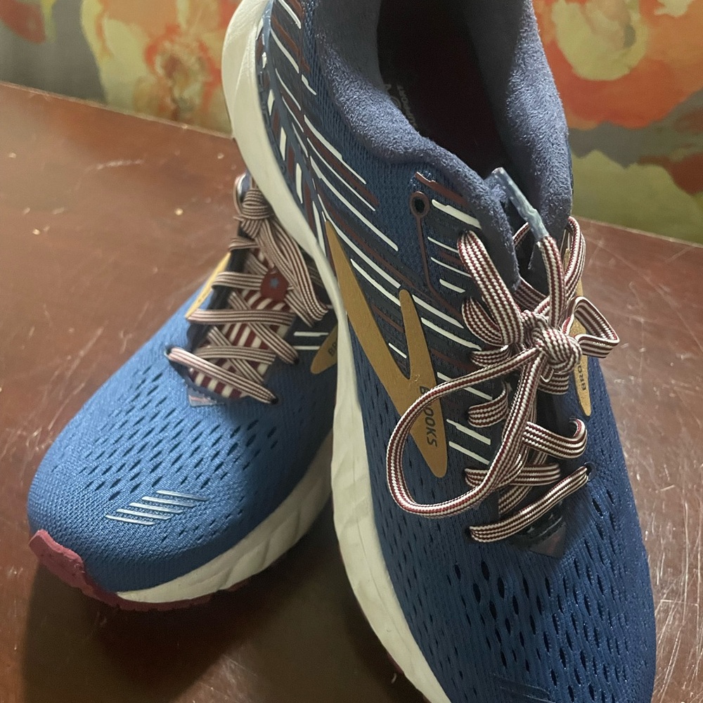 Women’s Brooks Athletic shoes. Size 9.5 B EXCELLENT CONDITION